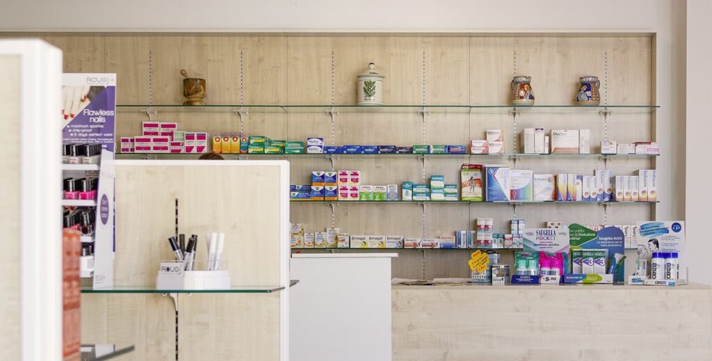 Arredamento e allestimento parafarmacia, progetto e realizzazione di Spettacolo Design