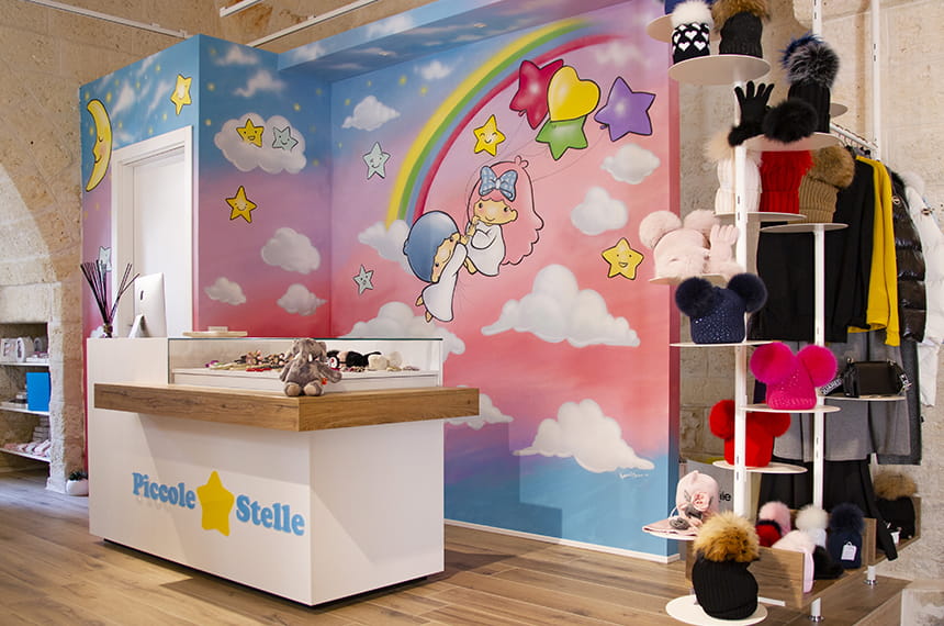 Arredo negozio abbigliamento bambino, foto punto cassa personalizzato con teca espositiva