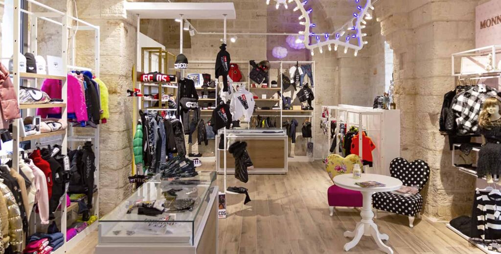 Arredamento negozio abbigliamento bambino: immagine panoramica. Progetto e realizzazione a cura di Spettacolo Design