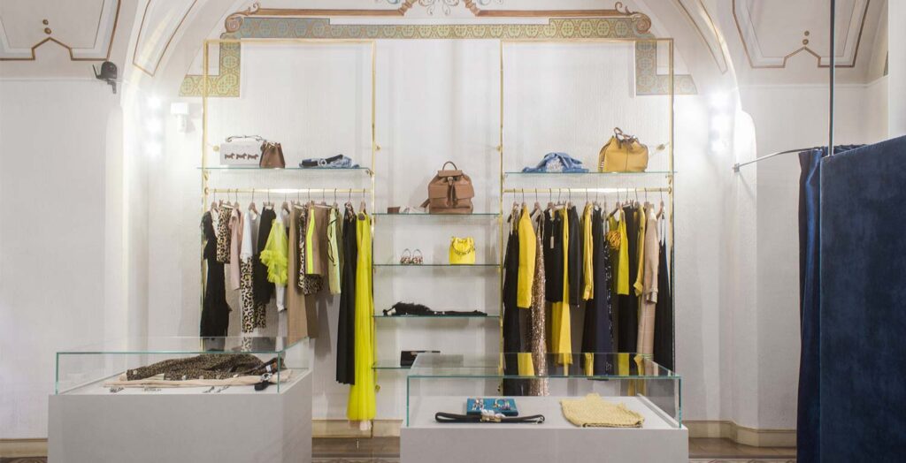 L'eleganza di un arredamento per un negozio di abbigliamento a cura di Spettacolo Design