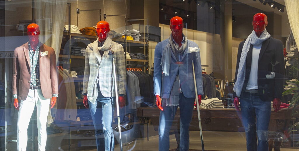 Arredo e allestimento negozio abbigliamento uomo: immagine di dettaglio manichini e vetrina