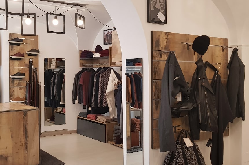 Arredo negozio abbigliamento uomo in stile vintage a cura di Spettacolo Design