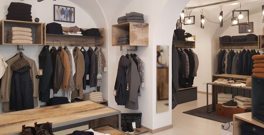 Arredamento negozio abbigliamento uomo. Negozio progettato e realizzato da Spettacolo Design