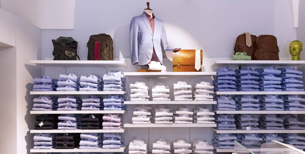 Negozio abbigliamento uomo: progettato e realizzato da Spettacolo Design