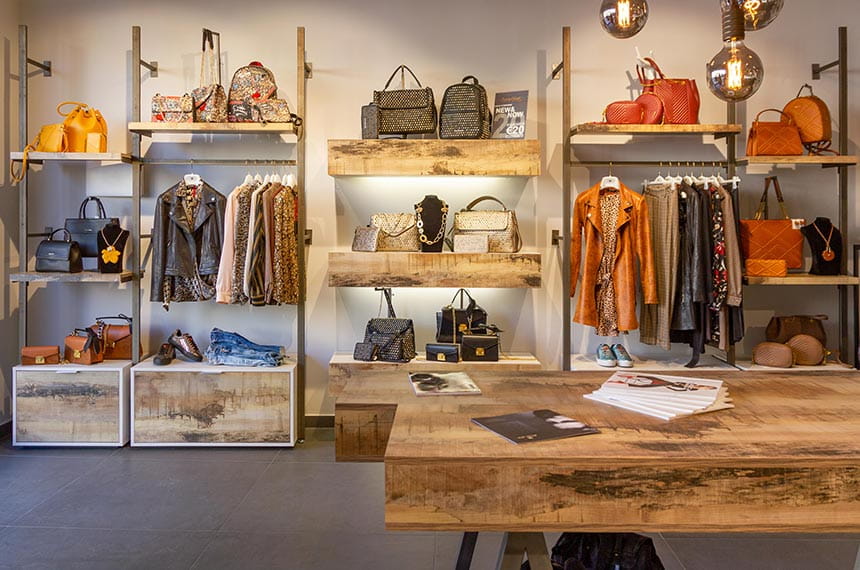 Arredamento negozio borse e accessori: progettato e realizzato da Spettacolo Design