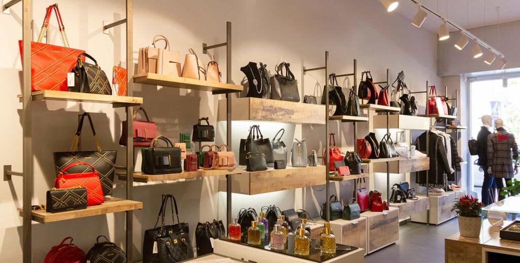 Arredamento negozi borse accessori e scarpe: progetto e realizzazione di Spettacolo Design