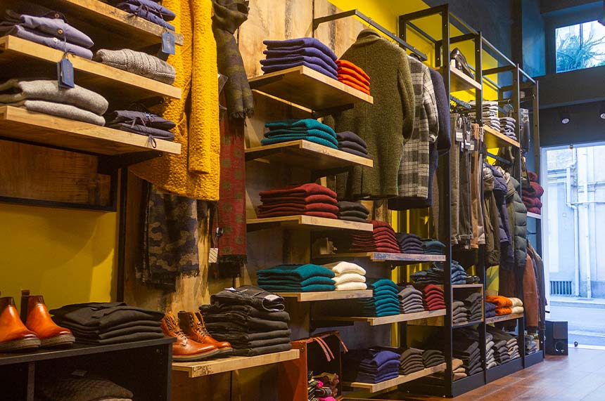Arredamento negozio abbigliamento uomo donna: esempi di linee d'arredo versatili