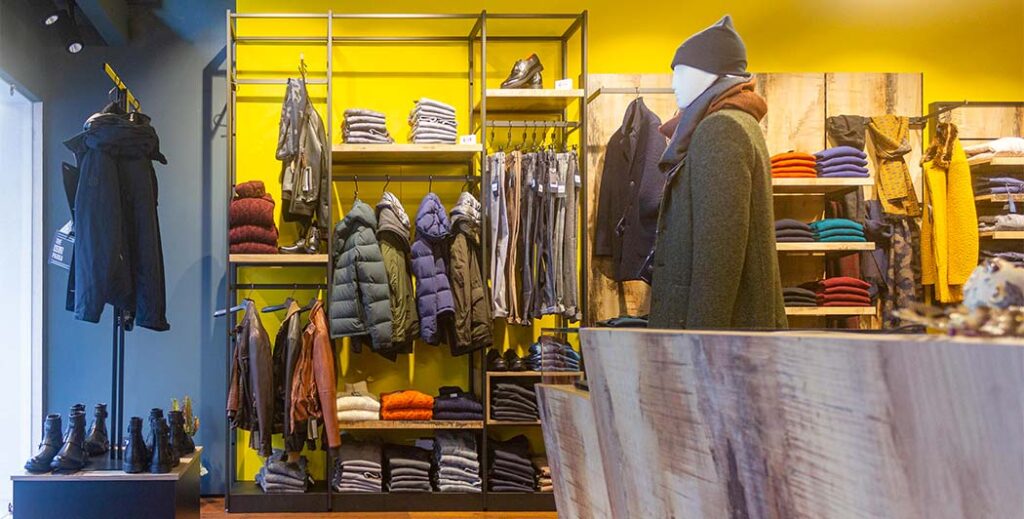Arredamento e allestimento negozio abbigliamento uomo donna dallo stile urban industrial