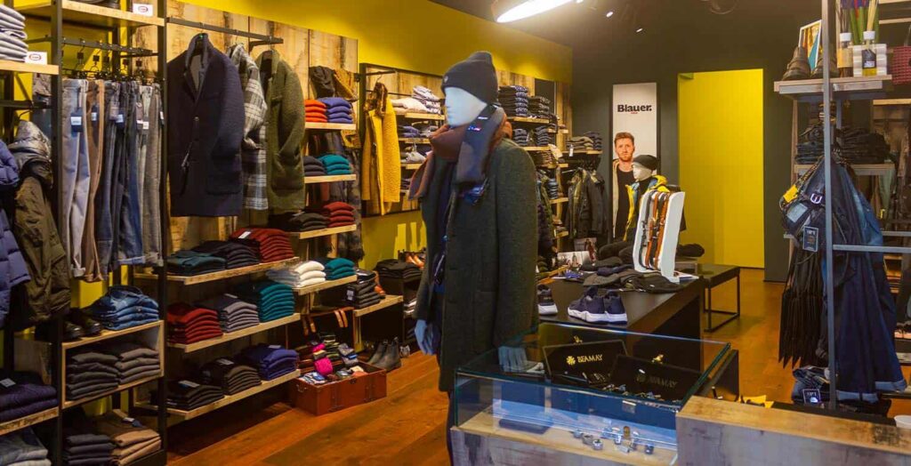 Arredamento e allestimento negozio abbigliamento uomo donna dallo stile urban industrial