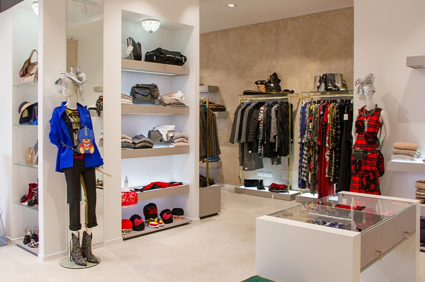 Arredamento negozio abbigliamento uomo donna: nicchia espositiva con ripiani illuminati