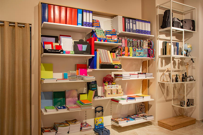 Arredo cartolerie: dettaglio su elemento a parete modulabile