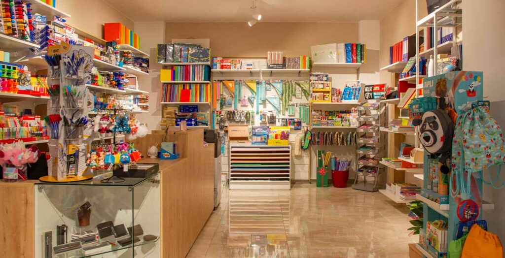 Foto arredo e allestimento negozio cartoleria progettato e realizzato da Spettacolo Design