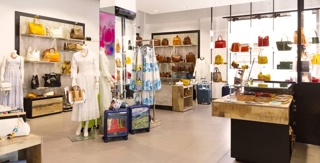 Arredamento per un negozio di borse e accessori progetto curato da Spettacolo Design