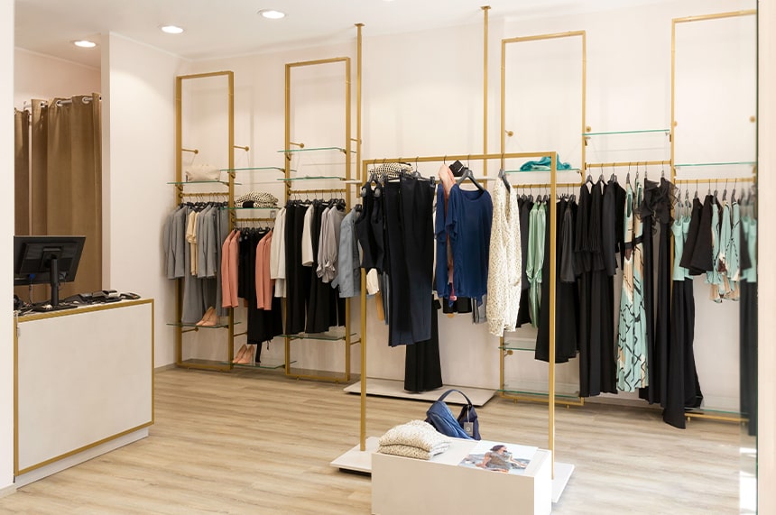 Negozio abbigliamento: arredamento e allestimento minimal elegante