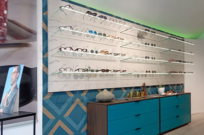 Arredamento e allestimento negozio ottica progetto e realizzazione di Spettacolo Design