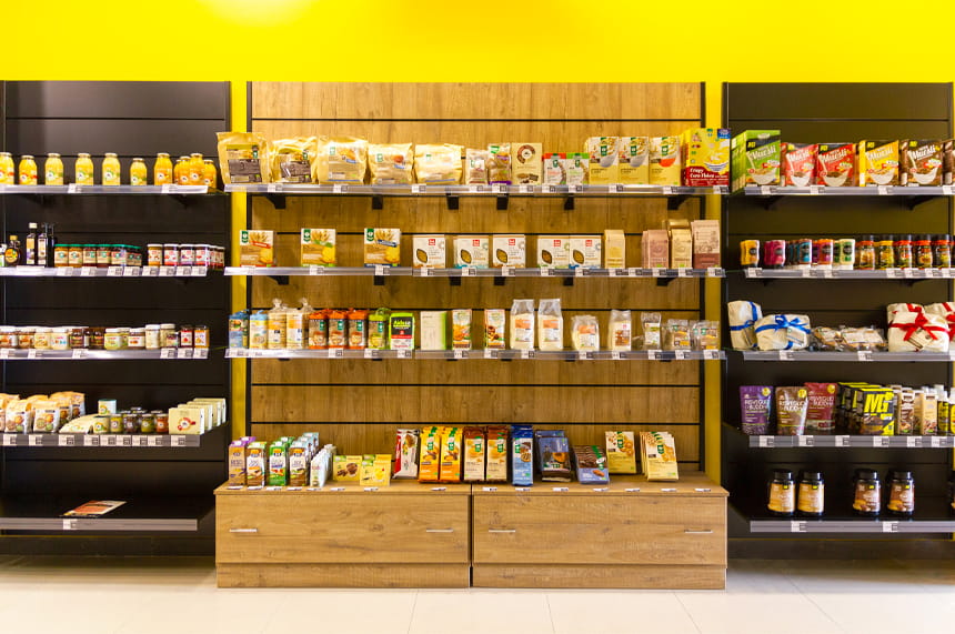 Arredamento negozio alimentari e bio, dettaglio su pannello dogato. Spettacolo Design