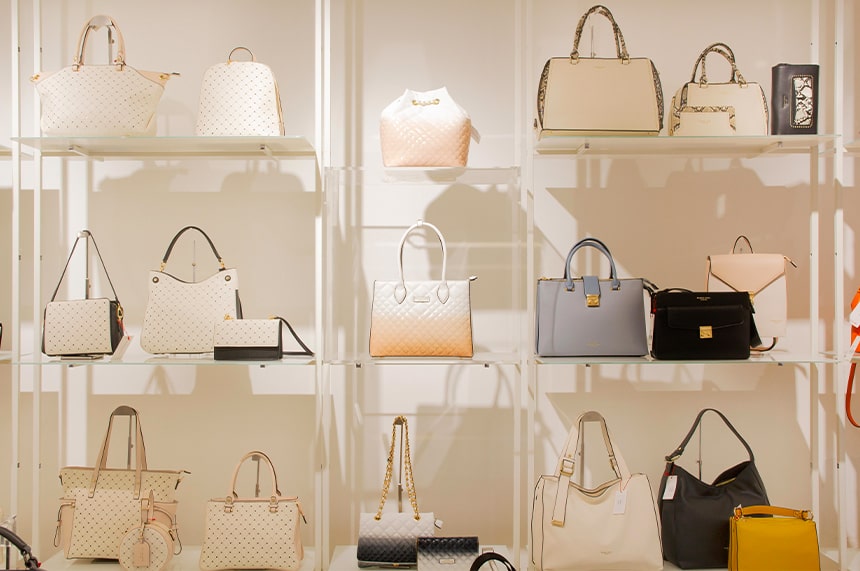 Arredo per showroom di borse e accessori. Progettazione e realizzazione di Spettacolo Design