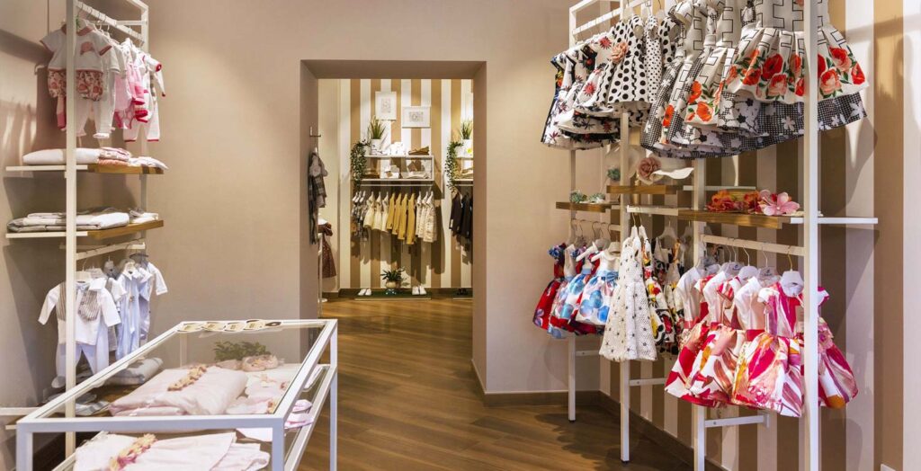 Arredo e allestimento negozio abbigliamento bambino a cura di Spettacolo Design