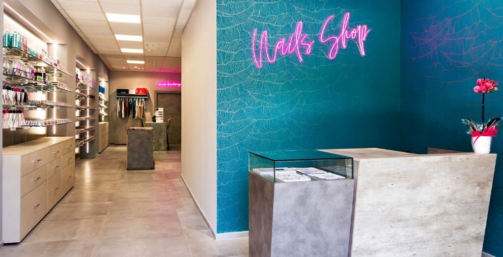 Linea d'arredo personalizzabile per profumerie e negozi cosmetica. Esempio punto cassa con teca, progetto e realizzazione Spettacolo Design