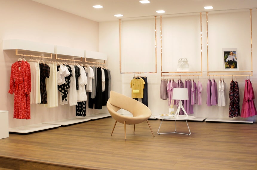 Arredo negozio abbigliamento donna progetto e realizzazione di Spettacolo Design