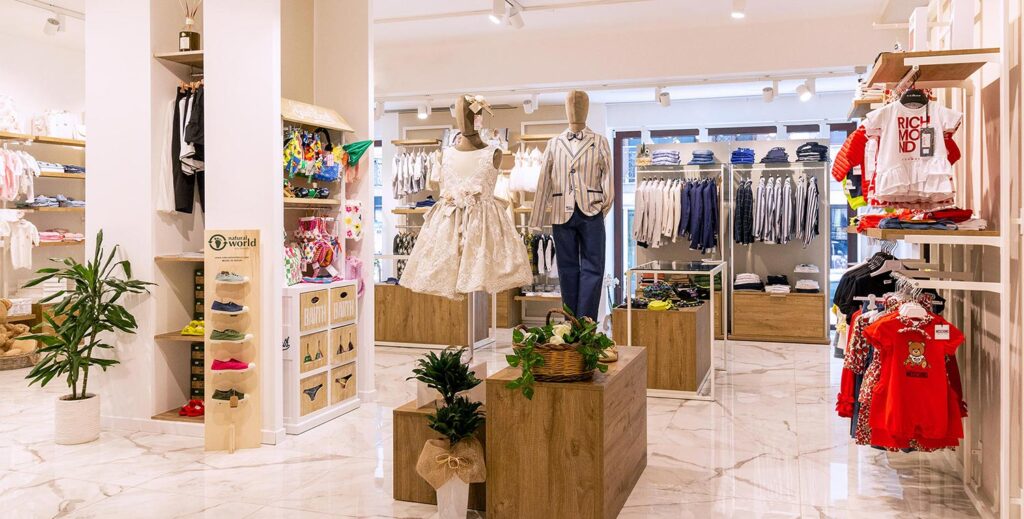 Arredamento negozio abbigliamento bambino, progettato e realizzato da Spettacolo Design