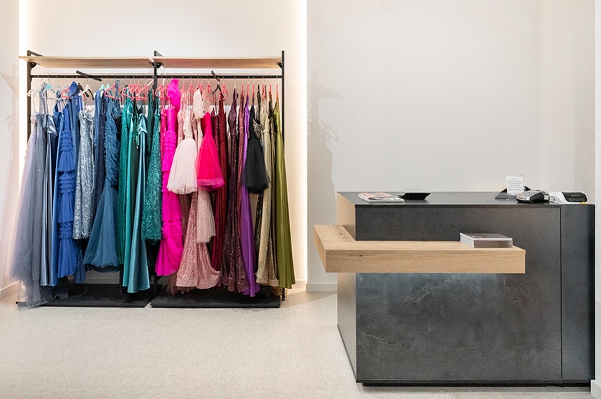 Arredamento negozio abbigliamento: struttura a parete minimal