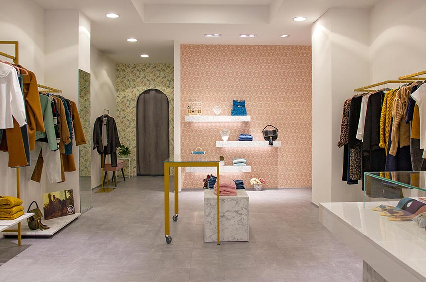 Arredamento negozio abbigliamento borse: foto negozio progettato e realizzato da Spettacolo Design