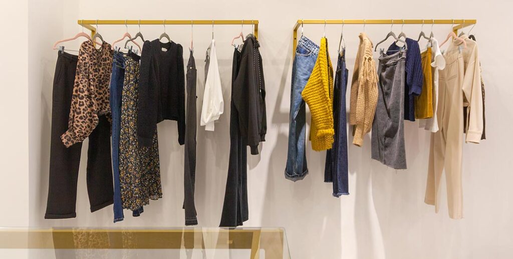 Arredamento negozio abbigliamento e borse: dettaglio appenderie. A cura di Spettacolo Design