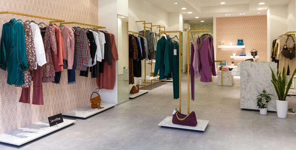 Arredamento negozio abbigliamento borse con vista sugli elementi a centro negozio