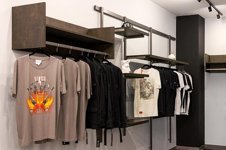 Foto negozio abbigliamento maschile progettato e realizzato da Spettacolo Design