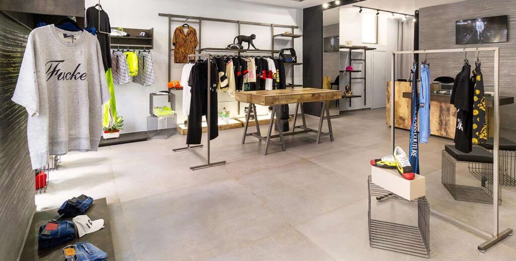 Arredamento negozio abbigliamento: stile urban per parete espositiva e tavolo vendita