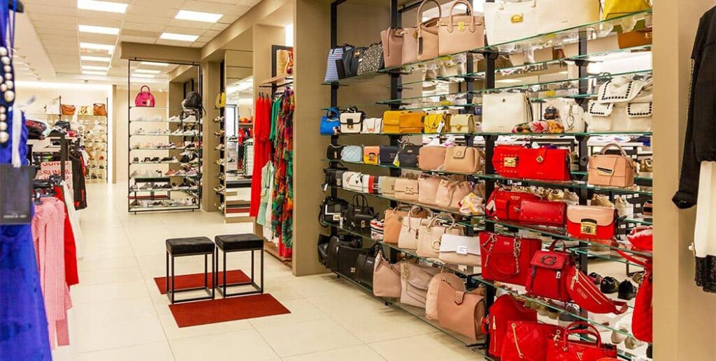 Arredamento negozio borse scarpe e accessori, progetto e realizzazione di Spettacolo Design