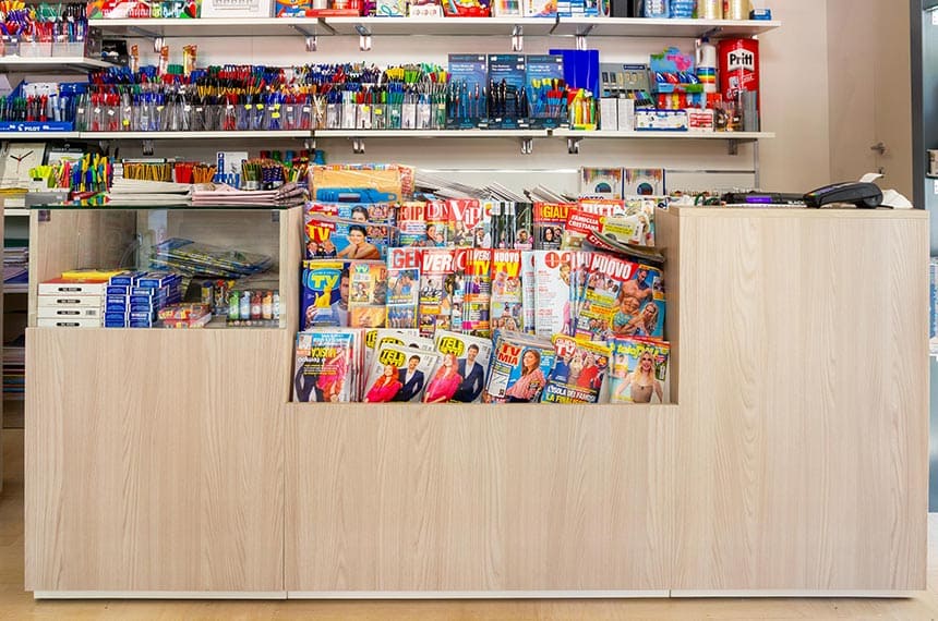 Banco cassa e vendita per cartoleria con espositore riviste. A cura di Spettacolo Design
