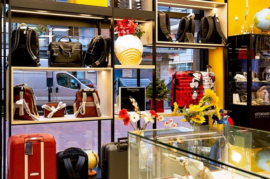 Arredamento e allestimento cartoleria, negozio progettato e realizzato da Spettacolo Design