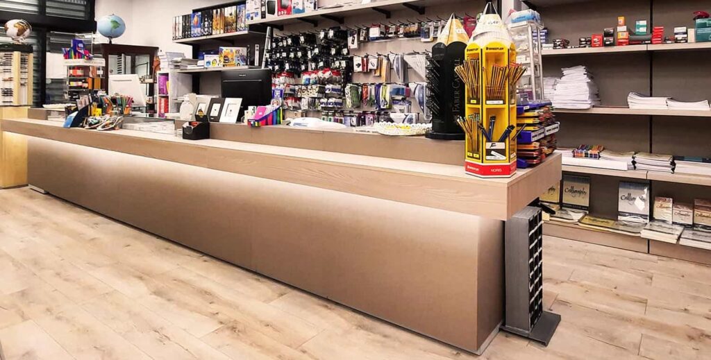 Arredamento negozio cartolerie: banco cassa, personalizzato a cura di Spettacolo Design