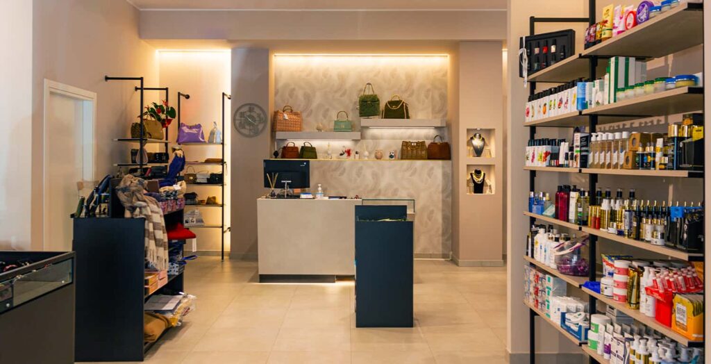 Arredamento negozio profumeria: progetto e realizzazione curate da Spettacolo Design