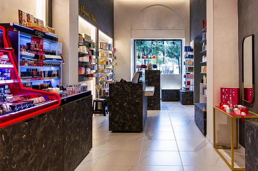 Area make up e fragranze, con vista punto cassa e vetrina. Progettato e realizzato da Spettacolo Design