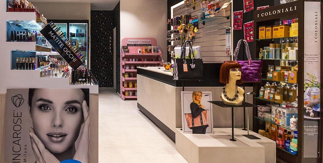 Arredo profumeria e make up di negozio progettato e realizzato da Spettacolo Design