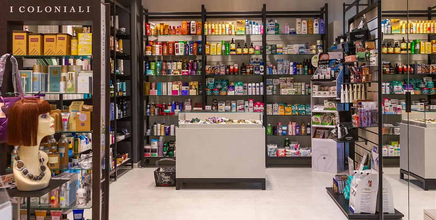 Arredamento profumeria e make up negozio progettato e realizzato da Spettacolo Design