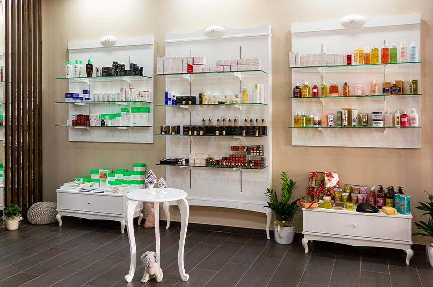 Progettazione e arredo negozio make up e profumeria progettato e realizzato da Spettacolo Design