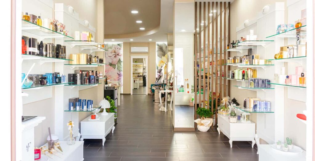 Arredamento profumerie: progettazione e realizzazione curate da Spettacolo Design