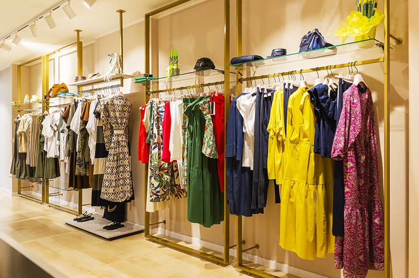 Parete espositiva arredamento negozio abbigliamento, a cura di Spettacolo Design