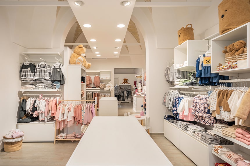 Arredamento negozio abbigliamento bambini: progettato e realizzato da Spettacolo Design
