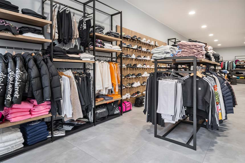 Arredamento negozio articoli sportivi a cura di Spettacolo Design