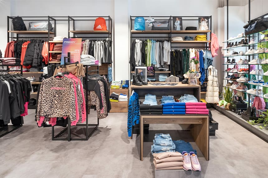 Arredamento per negozio articoli sportivi a cura di Spettacolo Design