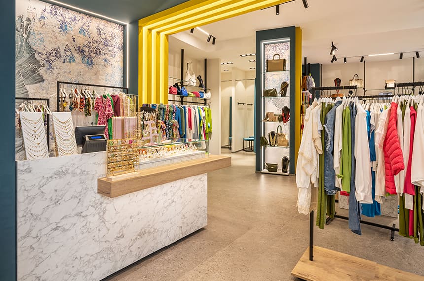 Foto panoramica negozio abbigliamento donna con vista sulla zona cassa e camerini. Progetto e realizzazione Spettacolo Design