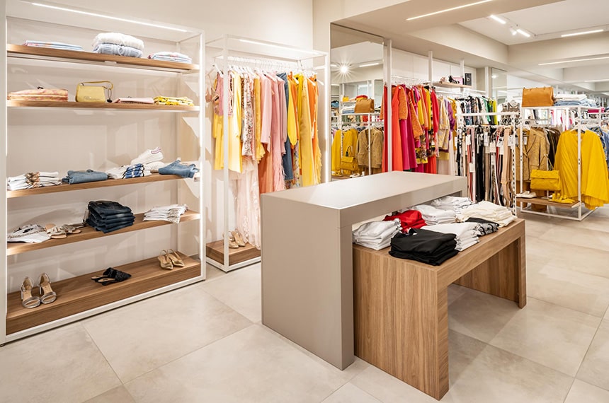 Foto dettaglio pareti espositive e banchi vendita negozio abbigliamento uomo donna e bambini. Progetto e realizzazione a cura di Spettacolo Design
