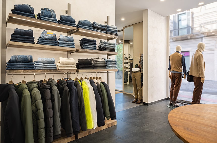 Immagine di dettaglio su parete espositiva negozio abbigliamento uomo con led integrato. Progettazione e realizzazione a cura di Spettacolo Design.