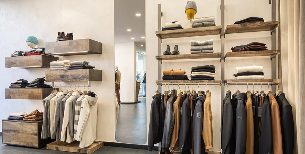 Immagine di dettaglio su modulo espositivo in negozio di abbigliamento uomo. Progetto arredo e realizzazione a cura di Spettacolo Design.
