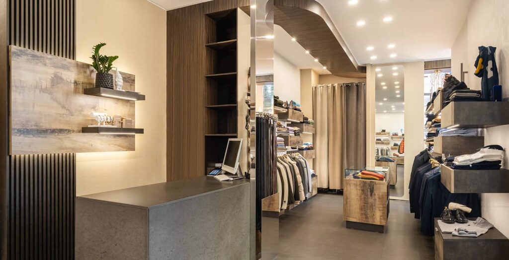 Vista ingresso negozio abbigliamento uomo, progetto arredo e realizzazione a cura di Spettacolo Design.